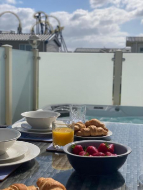 Premium accommodation with luxury HOT-TUB and decking area, near Fantasy Island